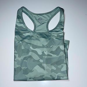 Sports shirt. 88% polyeste, 1.2 Spandex, made in Cambodia.